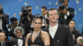 Dua Lipa v kreácii Chanel prišla aj s partnerom Callumom Turnerom