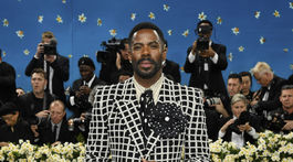 Herec Colman Domingo, ktorý bol spoluhostiteľom, v kreácii Valentino. 