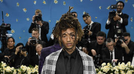 Herec Jaden Smith prišiel v kreácii Louis Vuitton. 