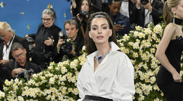 Herečka Anne Hathaway v kreácii Carolina Herrera. 