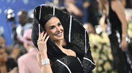 Herečka Demi Moore prišla v kreácii Thom Browne. 