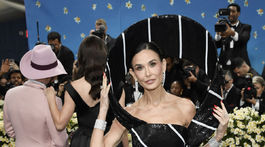 Herečka Demi Moore v kreácii Thom Browne. 