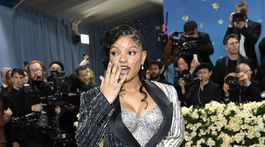 Herečka Halle Bailey v kreácii Thom Browne. 