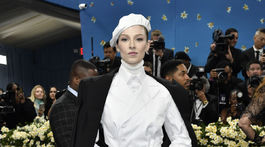 Herečka Hunter Schafer prišla v kreácii Prada. 