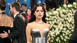 Herečka Jenna Ortega na akcii Met Gala 2025 v kreácii Balmain. 