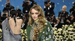 Herečka Joey King sa obliekla do modelu Miu Miu. 