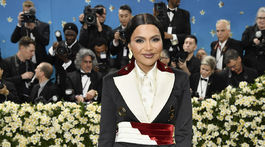 Herečka Mindy Kaling v kreácii Harbison Studio. 