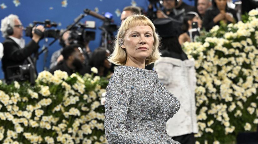 Herečka Pamela Anderson v kreácii od Tory Burch. 