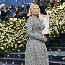 Herečka Pamela Anderson v kreácii od Tory Burch. 