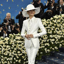 Herečka Zendaya sa objavila v nohavicovom kostýme Louis Vuitton.