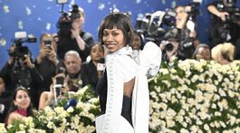 Herečka Zoe Saldana v kreácii Thom Browne. 