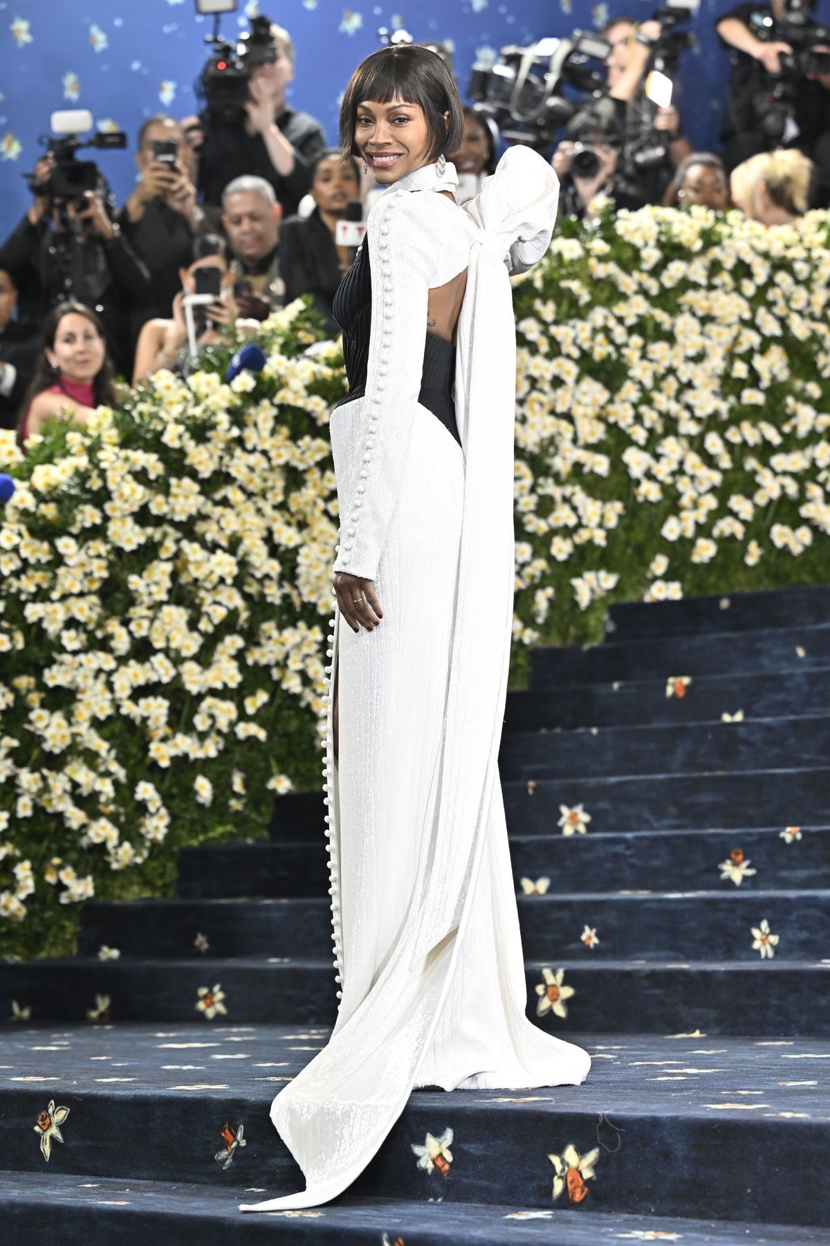 Herečka Zoe Saldana v kreácii Thom Browne.