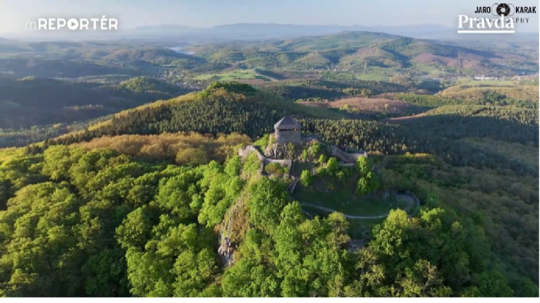 Známy hrad, ktorý sa hrdo týči u našich južných susedov. Zábery z výšky ukážu jeho majestátnosť a krásu