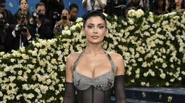Internetová superstar a podnikateľka Kylie Jenner prišla v kreácii Ferragamo.
