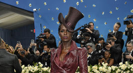 Jodie Turner-Smith v kreácii Burberry. 