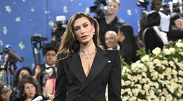 Modelka Hailey Bieber v kreácii Saint Laurent. 