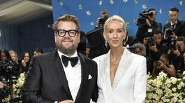 Modetrátor James Corden a jeho manželka Julia Carey.