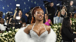 Raperka Megan Thee Stallion v kreácii Michael Kors. 