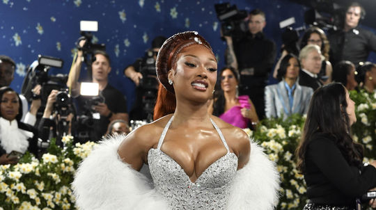 Raperka Megan Thee Stallion v kreácii Michael...