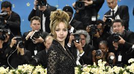 Speváčka a herečka LISA v kreácii Louis Vuitton. 