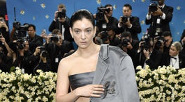 Speváčka Lorde v kreácii Thom Browne. 