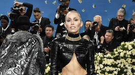 Speváčka Miley Cyrus v kreácii Alaia.