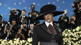 Speváčka Rihanna sa predviedla v kreácii Marc Jacobs a ukázala tehotenské bruško.