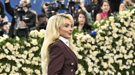 Speváčka Sabrina Carpenter prichádza v kreácii Louis Vuitton. 