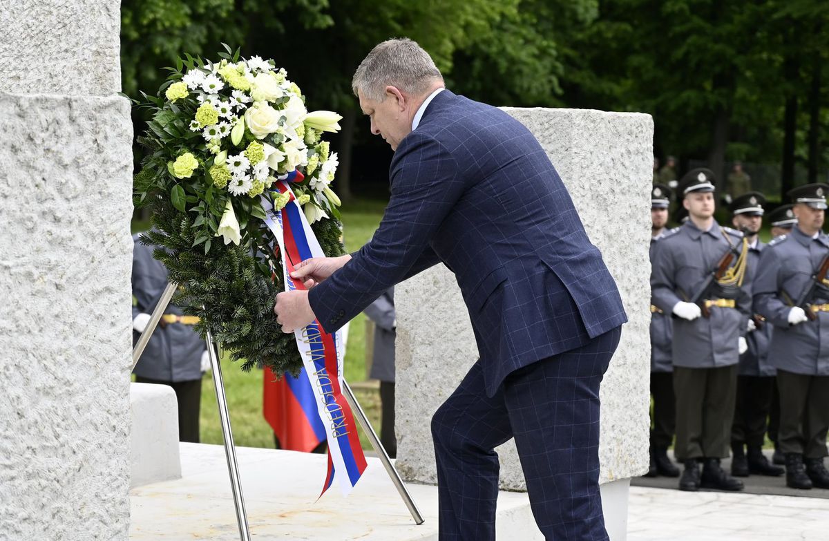 Na snímke vpravo predseda vlády Robert Fico...