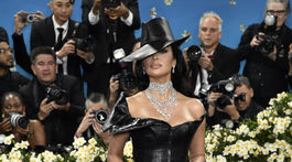 Televízna a internetová osobnosť Kim Kardashian v kreácii Chrome Hearts. 