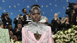 Topmodelka Adut Akech.