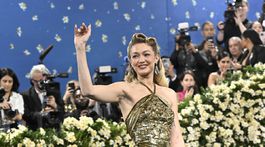 Topmodelka Gigi Hadid prišla v kreácii Miu Miu. 