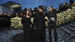 Zľava: Tomeeka Robyn Bracy, spevák Stevie Wonder a Kailand Morris.