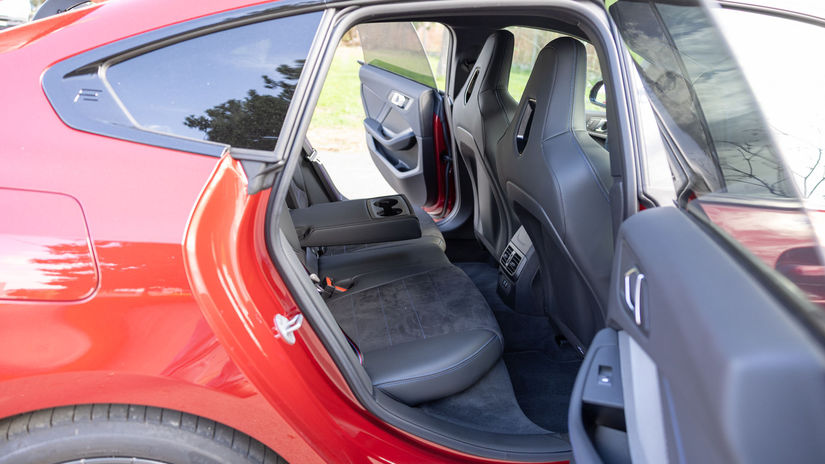 Vzadu je 2 Gran Coupé veľmi skromné na...