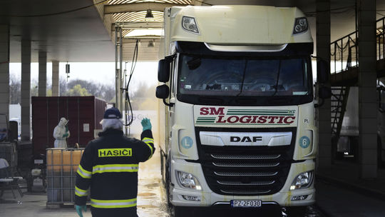 Kontroly na hraniciach s Maďarskom a Rakúskom sa pre slintačku predĺžia