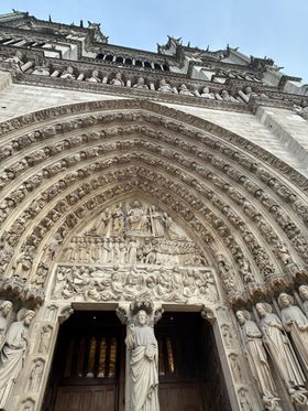 Detail portálu katedrály Notre-Dame v Paríži.