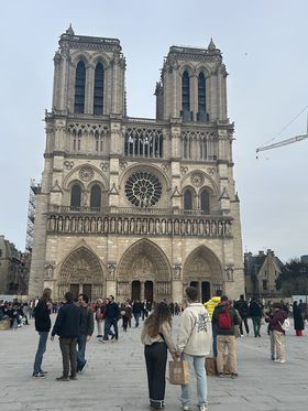 Návšteva katedrály Notre-Dame v Paríži je...