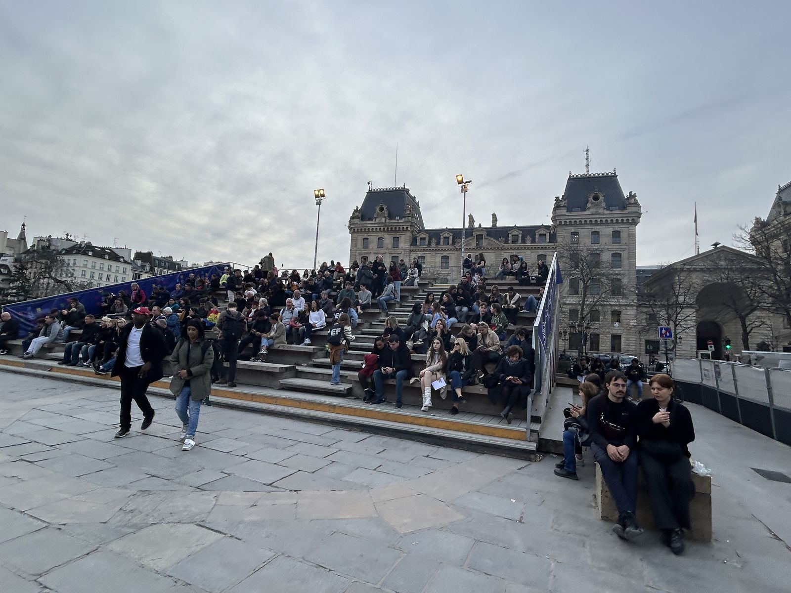 Tribúna pred Notre-Dame v Paríži ponúka krásny...