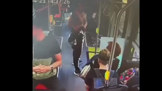 VIDEO: Poznáte tohto „kostlivca“? Polícia žiada verejnosť o pomoc. V MHD sa vyhrážal cestujúcej