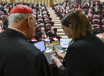 Biely dym stúpa z komína. Konkvále zvolilo nového pápeža