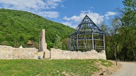 Vonkajsia cast byvaleho pavlinskeho klastora s naznakovo zrekonstruovanou kaplnkou