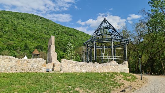 Vonkajšia časť bývalého pavlínskeho kláštora s...