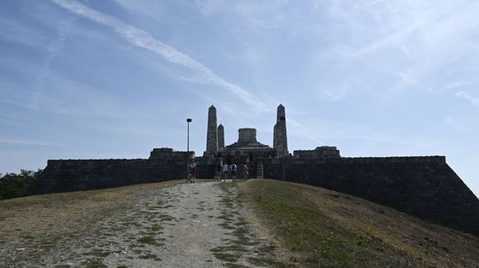 Iniciatíva Slovensko je Európa zorganizovala protestný pochod na Bradlo. Reaguje tak na Ficovu cestu do Moskvy