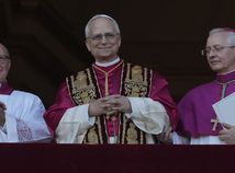Habemus papam: Biely dym stúpa z komína, konkláve zvolilo nového pápeža, prijal meno Lev XIV.