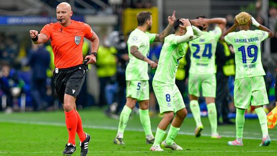 Hromží prezident, ostro vystupuje hviezda tímu. Poliak je nepriateľom Barcelony číslo jeden