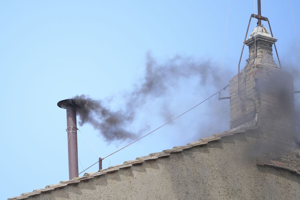 Vatican Conclave / Komín / Chimney /