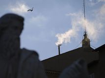 Habemus papam: Biely dym stúpa z komína, konkláve zvolilo nového pápeža