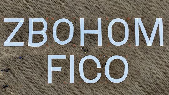 Pri letisku v Bratislave rozprestreli aktivisti na poli 70-metrový nápis "ZBOHOM FICO". Nevydržal tam ani deň