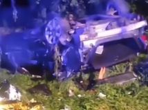 Auto po zrážke s vlakom pri obci Kútniky