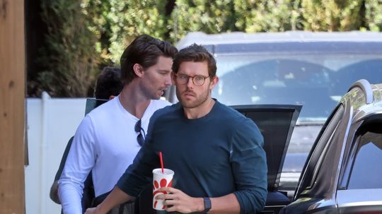 Bratia Christopher Schwarzenegger (v popredí) a...